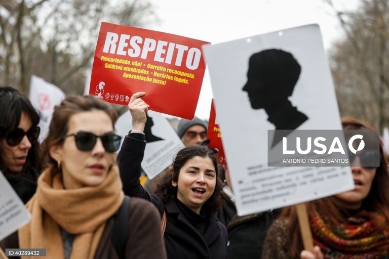 Professores protestam pela defesa da sua profissão, entre o Marquês de Pombal e o Terreiro do Paço, durante uma manifestação organizada por nove estruturas sindicais, em Lisboa, 11 de fevereiro de 2023. As reivindicações passam pela recuperação integral do tempo de serviço, o fim das vagas para o 5.º e 7.º escalões da carreira, um regime específico de aposentação, a eliminação das quotas na avaliação, alterações ao regime de mobilidade por doença, atualização salarial, apoios às deslocações,...