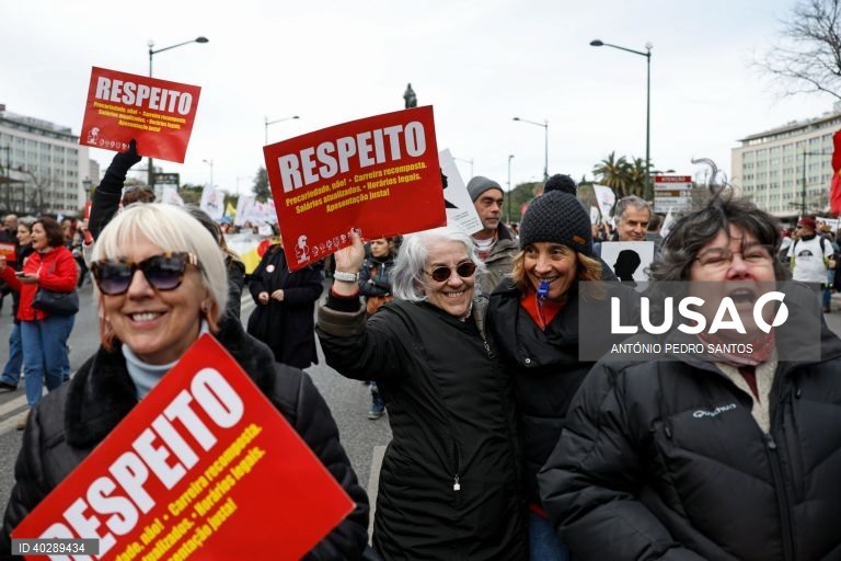 Professores protestam pela defesa da sua profissão, entre o Marquês de Pombal e o Terreiro do Paço, durante uma manifestação organizada por nove estruturas sindicais, em Lisboa, 11 de fevereiro de 2023. As reivindicações passam pela recuperação integral do tempo de serviço, o fim das vagas para o 5.º e 7.º escalões da carreira, um regime específico de aposentação, a eliminação das quotas na avaliação, alterações ao regime de mobilidade por doença, atualização salarial, apoios às deslocações,...