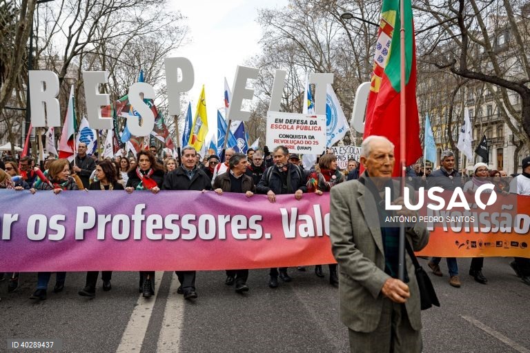 Professores protestam pela defesa da sua profissão, entre o Marquês de Pombal e o Terreiro do Paço, durante uma manifestação organizada por nove estruturas sindicais, em Lisboa, 11 de fevereiro de 2023. As reivindicações passam pela recuperação integral do tempo de serviço, o fim das vagas para o 5.º e 7.º escalões da carreira, um regime específico de aposentação, a eliminação das quotas na avaliação, alterações ao regime de mobilidade por doença, atualização salarial, apoios às deslocações,...
