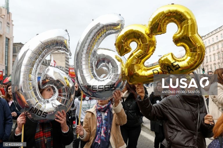 Professores protestam pela defesa da sua profissão, entre o Marquês de Pombal e o Terreiro do Paço, durante uma manifestação organizada por nove estruturas sindicais, em Lisboa, 11 de fevereiro de 2023. As reivindicações passam pela recuperação integral do tempo de serviço, o fim das vagas para o 5.º e 7.º escalões da carreira, um regime específico de aposentação, a eliminação das quotas na avaliação, alterações ao regime de mobilidade por doença, atualização salarial, apoios às deslocações,...
