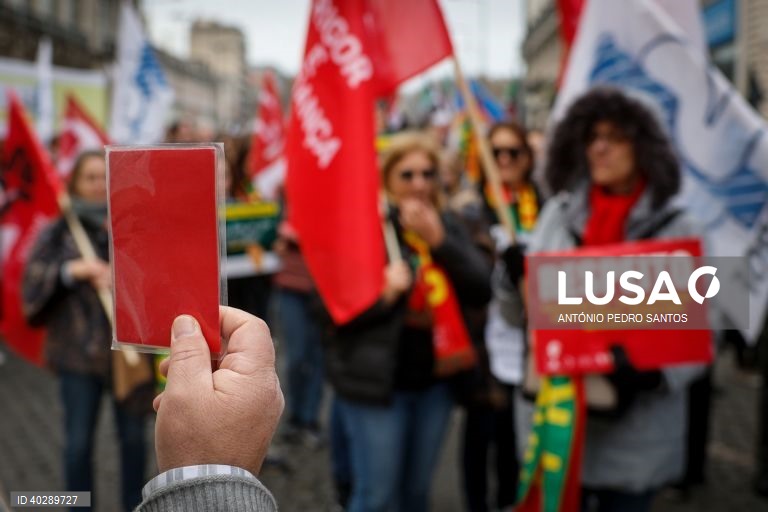 Professores protestam pela defesa da sua profissão, entre o Marquês de Pombal e o Terreiro do Paço, durante uma manifestação organizada por nove estruturas sindicais, em Lisboa, 11 de fevereiro de 2023. As reivindicações passam pela recuperação integral do tempo de serviço, o fim das vagas para o 5.º e 7.º escalões da carreira, um regime específico de aposentação, a eliminação das quotas na avaliação, alterações ao regime de mobilidade por doença, atualização salarial, apoios às deslocações,...