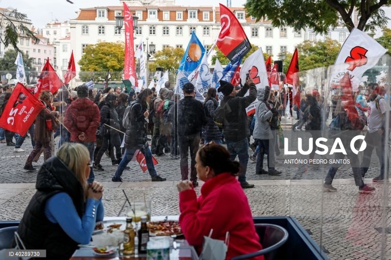 Professores protestam pela defesa da sua profissão, entre o Marquês de Pombal e o Terreiro do Paço, durante uma manifestação organizada por nove estruturas sindicais, em Lisboa, 11 de fevereiro de 2023. As reivindicações passam pela recuperação integral do tempo de serviço, o fim das vagas para o 5.º e 7.º escalões da carreira, um regime específico de aposentação, a eliminação das quotas na avaliação, alterações ao regime de mobilidade por doença, atualização salarial, apoios às deslocações,...