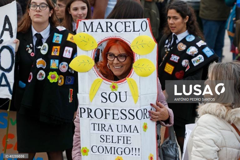 Professores protestam pela defesa da sua profissão, no Terreiro do Paço, durante uma manifestação organizada por nove estruturas sindicais, em Lisboa, 11 de fevereiro de 2023. As reinvindicações passam pela recuperação integral do tempo de serviço, o fim das vagas para o 5.º e 7.º escalões da carreira, um regime específico de aposentação, a eliminação das quotas na avaliação, alterações ao regime de mobilidade por doença, atualização salarial, apoios às deslocações, regulação dos horários e...