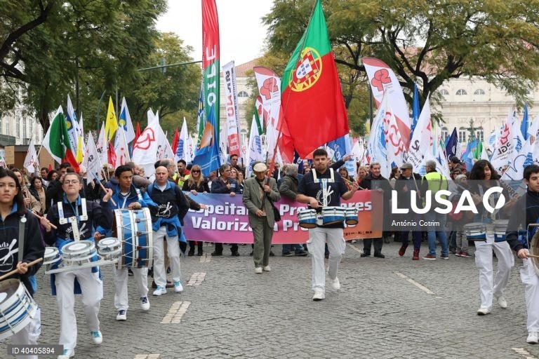 Manifestação de professores convocada por oito estruturas sindicais: Associação Sindical de Professores Licenciados (ASPL), Federação Nacional de Professores (FENPROF), Federação Nacional de Educação (FNE), Pró- Ordem dos Professores, Sindicato dos Educadores e Professores Licenciados (SEPLEU), Sindicato Nacional dos Profissionais da Educação (SINAPE), Sindicato Nacional e Democrático dos Professores (SINDEP), Sindicato Independentes de Professores e Educadores (SIPE) e Sindicato Nacional Dos...
