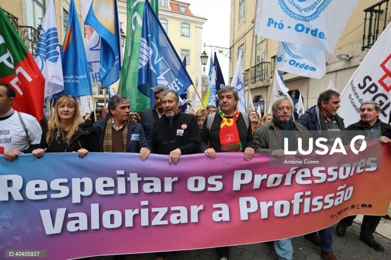 Manifestação de professores convocada por oito estruturas sindicais: Associação Sindical de Professores Licenciados (ASPL), Federação Nacional de Professores (FENPROF), Federação Nacional de Educação (FNE), Pró- Ordem dos Professores, Sindicato dos Educadores e Professores Licenciados (SEPLEU), Sindicato Nacional dos Profissionais da Educação (SINAPE), Sindicato Nacional e Democrático dos Professores (SINDEP), Sindicato Independentes de Professores e Educadores (SIPE) e Sindicato Nacional Dos...