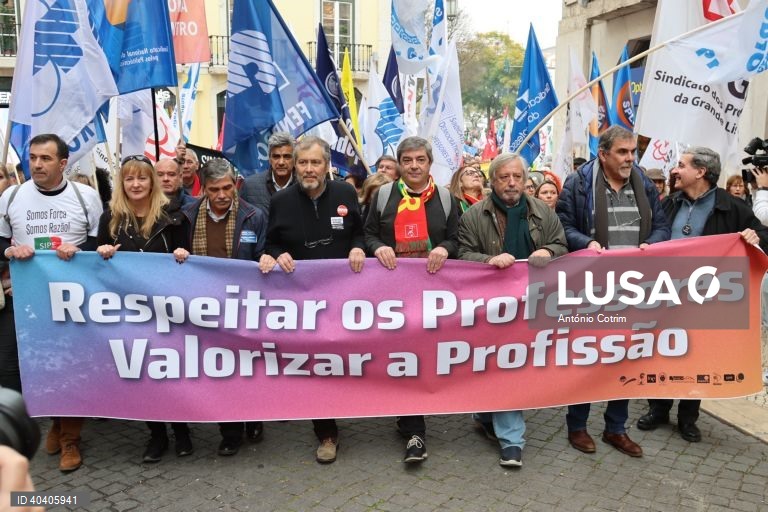 O dirigente da Fenprof, Mário Nogueira, participa na manifestação de professores convocada por oito estruturas sindicais: Associação Sindical de Professores Licenciados (ASPL), Federação Nacional de Professores (FENPROF), Federação Nacional de Educação (FNE), Pró- Ordem dos Professores, Sindicato dos Educadores e Professores Licenciados (SEPLEU), Sindicato Nacional dos Profissionais da Educação (SINAPE), Sindicato Nacional e Democrático dos Professores (SINDEP), Sindicato Independentes de...