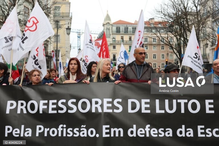 Manifestação de professores convocada por oito estruturas sindicais: Associação Sindical de Professores Licenciados (ASPL), Federação Nacional de Professores (FENPROF), Federação Nacional de Educação (FNE), Pró- Ordem dos Professores, Sindicato dos Educadores e Professores Licenciados (SEPLEU), Sindicato Nacional dos Profissionais da Educação (SINAPE), Sindicato Nacional e Democrático dos Professores (SINDEP), Sindicato Independentes de Professores e Educadores (SIPE) e Sindicato Nacional Dos...