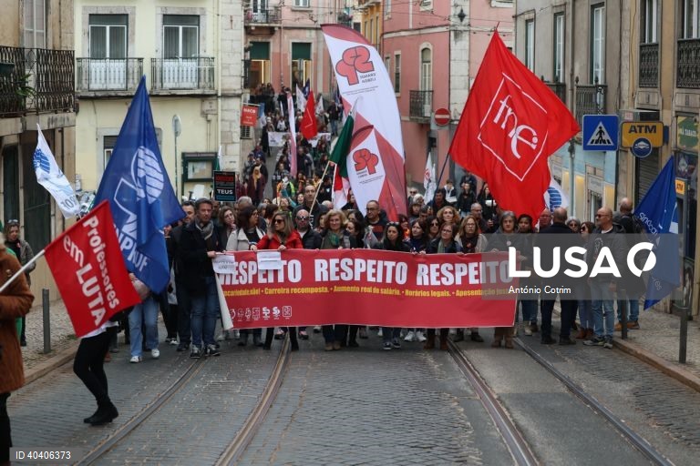 Manifestação de professores convocada por oito estruturas sindicais: Associação Sindical de Professores Licenciados (ASPL), Federação Nacional de Professores (FENPROF), Federação Nacional de Educação (FNE), Pró- Ordem dos Professores, Sindicato dos Educadores e Professores Licenciados (SEPLEU), Sindicato Nacional dos Profissionais da Educação (SINAPE), Sindicato Nacional e Democrático dos Professores (SINDEP), Sindicato Independentes de Professores e Educadores (SIPE) e Sindicato Nacional Dos...