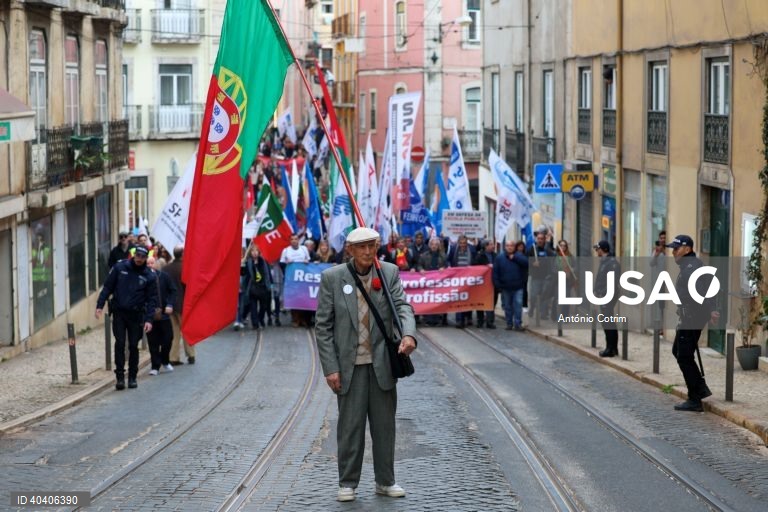 Manifestação de professores convocada por oito estruturas sindicais: Associação Sindical de Professores Licenciados (ASPL), Federação Nacional de Professores (FENPROF), Federação Nacional de Educação (FNE), Pró- Ordem dos Professores, Sindicato dos Educadores e Professores Licenciados (SEPLEU), Sindicato Nacional dos Profissionais da Educação (SINAPE), Sindicato Nacional e Democrático dos Professores (SINDEP), Sindicato Independentes de Professores e Educadores (SIPE) e Sindicato Nacional Dos...