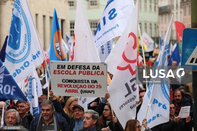 Manifestação de professores convocada por oito estruturas sindicais: Associação Sindical de Professores Licenciados (ASPL), Federação Nacional de Professores (FENPROF), Federação Nacional de Educação (FNE), Pró- Ordem dos Professores, Sindicato dos Educadores e Professores Licenciados (SEPLEU), Sindicato Nacional dos Profissionais da Educação (SINAPE), Sindicato Nacional e Democrático dos Professores (SINDEP), Sindicato Independentes de Professores e Educadores (SIPE) e Sindicato Nacional Dos...