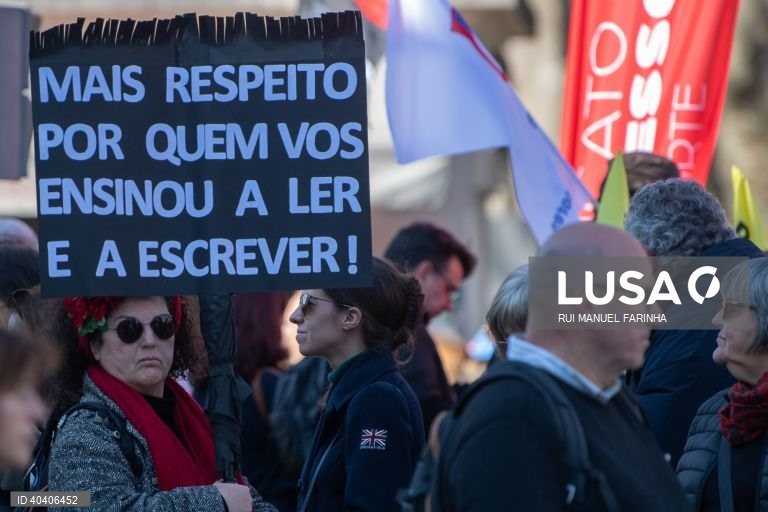 Manifestação de professores convocada por oito estruturas sindicais; Associação Sindical de Professores Licenciados (ASPL), Federação Nacional de Professores (FENPROF), Federação Nacional de Educação (FNE), Pró-Ordem dos Professores, Sindicato dos Educadores e Professores Licenciados ( SEPLEU), Sindicato Nacional dos Profissionais de Educação (SINAPE), Sindicato Nacional e Democrático dos Professores (SINDEP), Sindicato Independente de Professores e Educadores (SIPE)e Sindicato Nacional dos...