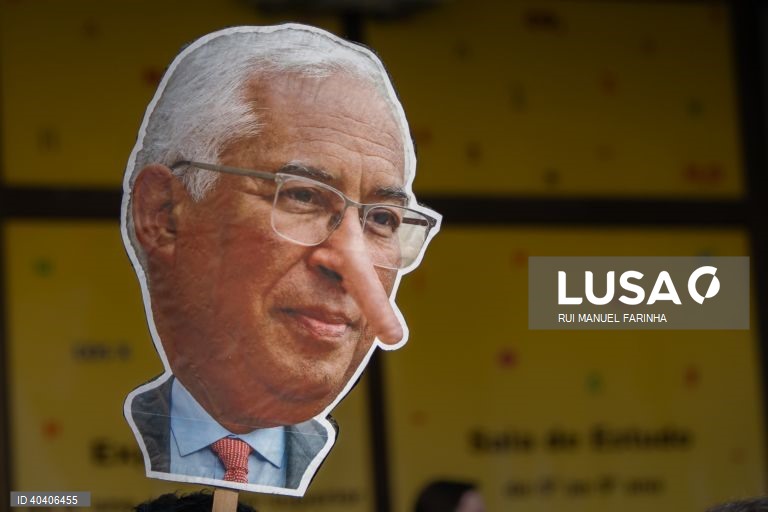 Manifestação de professores convocada por oito estruturas sindicais; Associação Sindical de Professores Licenciados (ASPL), Federação Nacional de Professores (FENPROF), Federação Nacional de Educação (FNE), Pró-Ordem dos Professores, Sindicato dos Educadores e Professores Licenciados ( SEPLEU), Sindicato Nacional dos Profissionais de Educação (SINAPE), Sindicato Nacional e Democrático dos Professores (SINDEP), Sindicato Independente de Professores e Educadores (SIPE)e Sindicato Nacional dos...