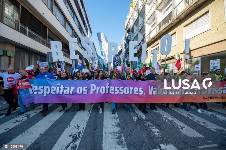 Manifestação de professores convocada por oito estruturas sindicais; Associação Sindical de Professores Licenciados (ASPL), Federação Nacional de Professores (FENPROF), Federação Nacional de Educação (FNE), Pró-Ordem dos Professores, Sindicato dos Educadores e Professores Licenciados ( SEPLEU), Sindicato Nacional dos Profissionais de Educação (SINAPE), Sindicato Nacional e Democrático dos Professores (SINDEP), Sindicato Independente de Professores e Educadores (SIPE)e Sindicato Nacional dos...