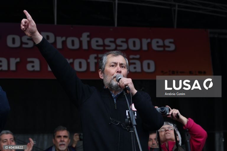 O dirigente da Fenprof, Mário Nogueira, participa na manifestação de professores convocada por oito estruturas sindicais: Associação Sindical de Professores Licenciados (ASPL), Federação Nacional de Professores (FENPROF), Federação Nacional de Educação (FNE), Pró- Ordem dos Professores, Sindicato dos Educadores e Professores Licenciados (SEPLEU), Sindicato Nacional dos Profissionais da Educação (SINAPE), Sindicato Nacional e Democrático dos Professores (SINDEP), Sindicato Independentes de...