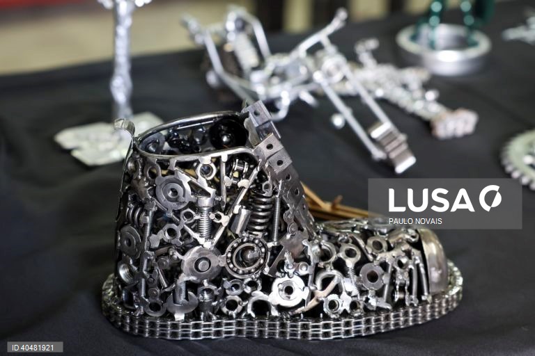 Peças de artesanato feitas pelo serralheiro, José António Antunes, que faz artesanato em ferro usando peças recolhidas em sucatas e oficinas, como rolamentos, carretos, porcas, correntes e molas, em Nandufe, Tondela, 13 de março de 2023. (ACOMPANHA TEXTO DE 19 DE MARÇO DE 2023). PAULO NOVAIS/LUSA