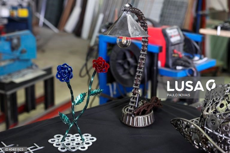 Peças de artesanato feitas pelo serralheiro, José António Antunes, que faz artesanato em ferro usando peças recolhidas em sucatas e oficinas, como rolamentos, carretos, porcas, correntes e molas, em Nandufe, Tondela, 13 de março de 2023. (ACOMPANHA TEXTO DE 19 DE MARÇO DE 2023). PAULO NOVAIS/LUSA