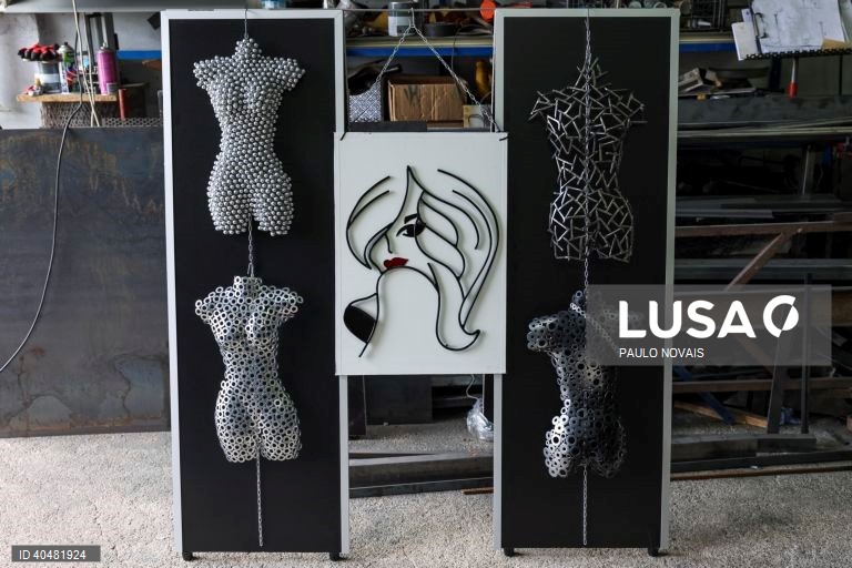 Peças de artesanato feitas pelo serralheiro, José António Antunes, que faz artesanato em ferro usando peças recolhidas em sucatas e oficinas, como rolamentos, carretos, porcas, correntes e molas, em Nandufe, Tondela, 13 de março de 2023. (ACOMPANHA TEXTO DE 19 DE MARÇO DE 2023). PAULO NOVAIS/LUSA