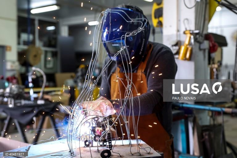 O serralheiro José António Antunes, trabalha na sua oficina onde faz artesasnato em ferro usando peças recolhidas em sucatas e oficinas, como rolamentos, carretos, porcas, correntes e molas, em Nandufe, Tondela, 13 de março de 2023. (ACOMPANHA TEXTO DE 19 DE MARÇO DE 2023). PAULO NOVAIS/LUSA