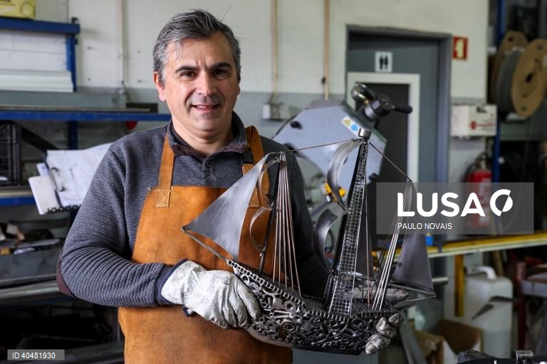 O serralheiro, José António Antunes, com um barco que fez em ferro usando peças recolhidas em sucatas e oficinas, como rolamentos, carretos, porcas, correntes e molas, em Nandufe, Tondela, 13 de março de 2023. (ACOMPANHA TEXTO DE 19 DE MARÇO DE 2023). PAULO NOVAIS/LUSA