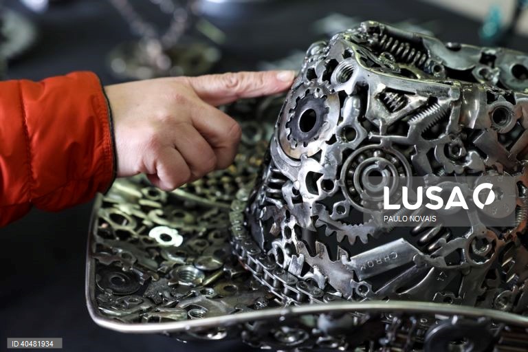 Uma das peças feitas pelo serralheiro, José António Antunes, que faz artesanato em ferro usando peças recolhidas em sucatas e oficinas, como rolamentos, carretos, porcas, correntes e molas, em Nandufe, Tondela, 13 de março de 2023. (ACOMPANHA TEXTO DE 19 DE MARÇO DE 2023). PAULO NOVAIS/LUSA