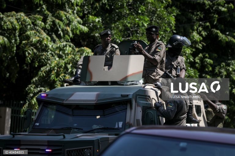 A polícia moçambicana está a dispersar com gás lacrimogéneo uma marcha em Maputo de homenagem ao 'rapper' de intervenção social Azagaia, que morreu há uma semana vítima de doença, Moçambique, 18 de março de 2023. Os organizadores da marcha pacífica em homenagem ao ‘rapper’ Azagaia, hoje reprimida pela polícia moçambicana com gás lacrimogéneo, em Maputo, dizem que a ação das autoridades é prova de que a Constituição não funciona no país. LUÍSA NHANTUMBO /LUSA