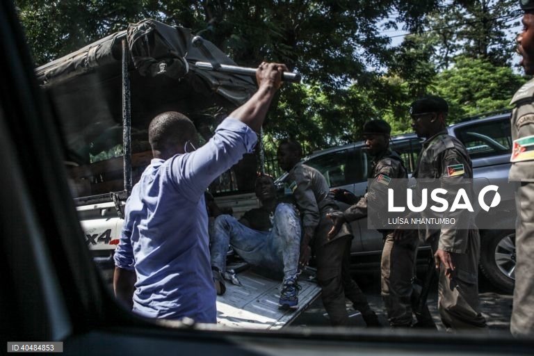 A polícia moçambicana está a dispersar com gás lacrimogéneo uma marcha em Maputo de homenagem ao 'rapper' de intervenção social Azagaia, que morreu há uma semana vítima de doença, Moçambique, 18 de março de 2023. Os organizadores da marcha pacífica em homenagem ao ‘rapper’ Azagaia, hoje reprimida pela polícia moçambicana com gás lacrimogéneo, em Maputo, dizem que a ação das autoridades é prova de que a Constituição não funciona no país. LUÍSA NHANTUMBO /LUSA