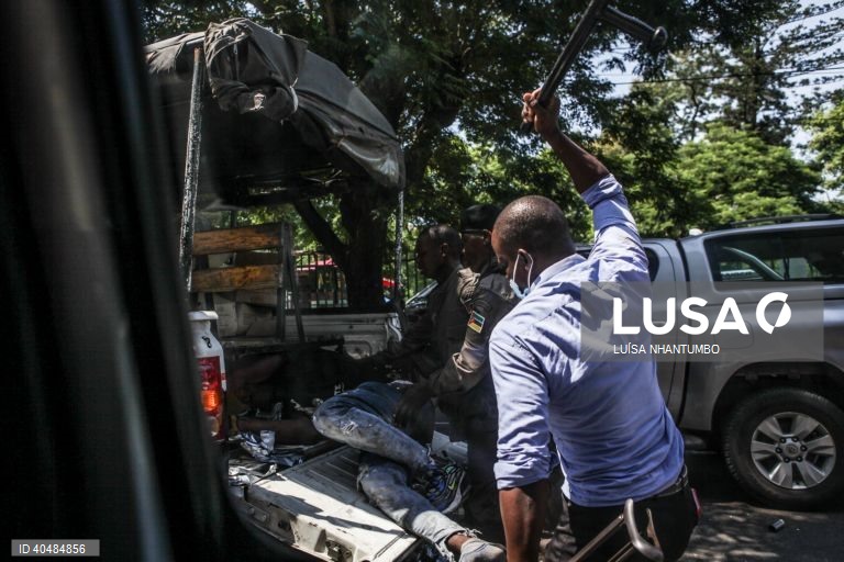 A polícia moçambicana está a dispersar com gás lacrimogéneo uma marcha em Maputo de homenagem ao 'rapper' de intervenção social Azagaia, que morreu há uma semana vítima de doença, Moçambique, 18 de março de 2023. Os organizadores da marcha pacífica em homenagem ao ‘rapper’ Azagaia, hoje reprimida pela polícia moçambicana com gás lacrimogéneo, em Maputo, dizem que a ação das autoridades é prova de que a Constituição não funciona no país. LUÍSA NHANTUMBO /LUSA