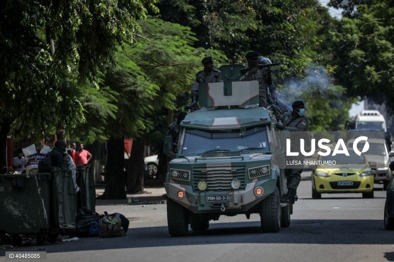 Mozambican police in the streets of Maputo, 18 March 2023.Mozambican police are dispersing with tear gas a march in Maputo in honor of the social intervention 'rapper' Azagaia, who died a week ago from illness, Mozambique.. The organizers of the peaceful march in honor of the 'rapper' Azagaia, today repressed by the Mozambican police with tear gas in Maputo, say that the action of the authorities is proof that the Constitution does not work in the country. LUÍSA NHANTUMBO /LUSA