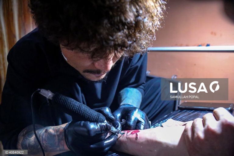 Arte da tatuagem de Ahmad Fahim em Cabul