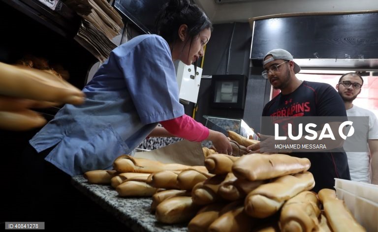 Tunísia: Fabrico de pão em Tunis