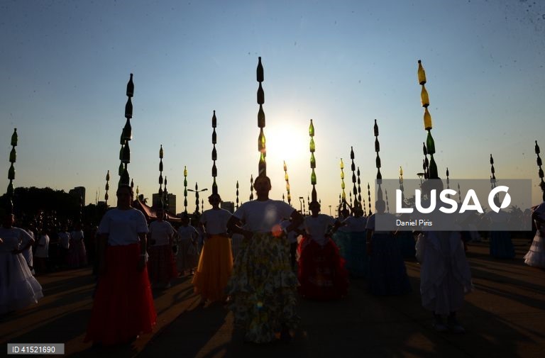 Um baile com mais de 500 "mulheres porta-garrafas" dá ao Paraguai um recorde mundial.