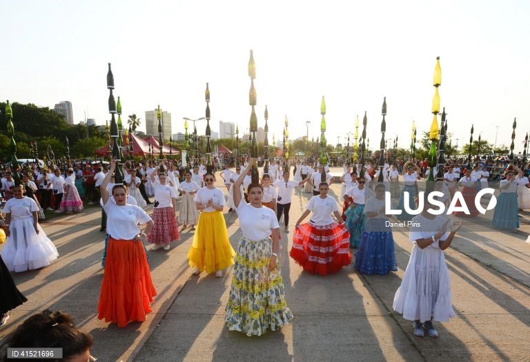 Um baile com mais de 500 "mulheres porta-garrafas" dá ao Paraguai um recorde mundial.