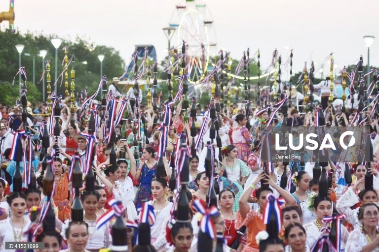 Um baile com mais de 500 "mulheres porta-garrafas" dá ao Paraguai um recorde mundial.