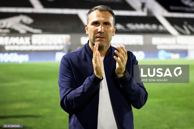 O treinador do Estrela da Amadora, Sérgio Vieira, durante o jogo da I Liga de futebol, 7.ª jornada, contra o Sporting de Braga, realizado no Estádio José Gomes, Amadora, 28 de setembro de 2023. JOSÉ SENA GOULÃO/LUSA