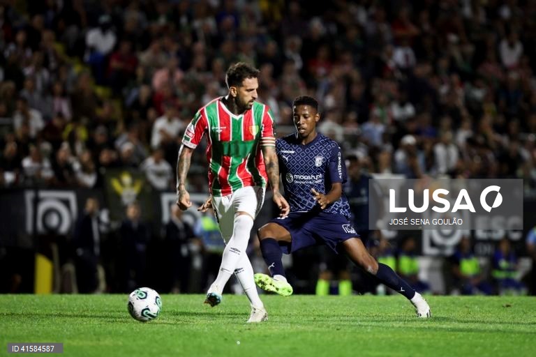 O jogador do Estrela da Amadora, Miguel Lopes (E), disputa a bola com o jogador do Sporting de Braga, Cristian Borja (D), durante o jogo da I Liga de futebol, 7.ª jornada, realizado no Estádio José Gomes, Amadora, 28 de setembro de 2023. JOSÉ SENA GOULÃO/LUSA