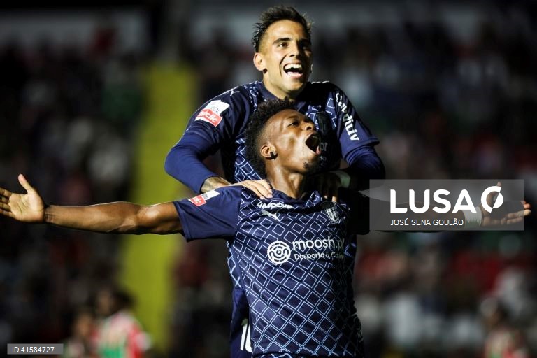 O jogador do Sporting de Braga Álvaro Djaló, festeja após marcar contra o Estrela da Amadora  durante o jogo da I Liga de futebol, 7.ª jornada, realizado no Estádio José Gomes, Amadora, 28 de setembro de 2023. JOSÉ SENA GOULÃO/LUSA