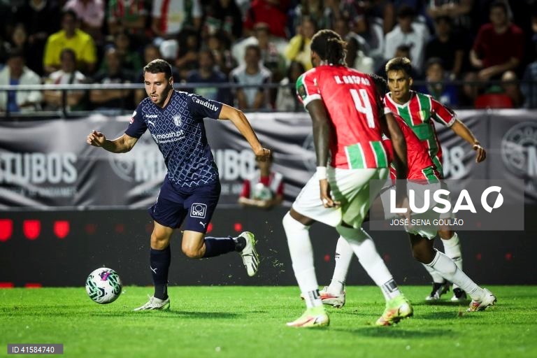 O jogador do Estrela da Amadora, Kiolanda Gaspar (D), disputa a bola com o jogador do Sporting de Braga, Abel Ruiz (E), durante o jogo da I Liga de futebol, 7.ª jornada, realizado no Estádio José Gomes, Amadora, 28 de setembro de 2023. JOSÉ SENA GOULÃO/LUSA