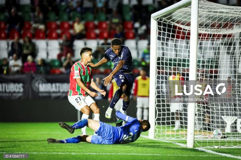 O jogador do Sporting de Braga, Simon Banza (C), marca um golo contra o Estrela da Amadora durante o jogo da I Liga de futebol, 7.ª jornada, realizado no Estádio José Gomes, Amadora, 28 de setembro de 2023. JOSÉ SENA GOULÃO/LUSA