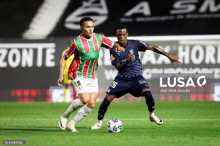 O jogador do Estrela da Amadora, Leo Jaba (E), disputa a bola com o jogador do Sporting de Braga, Cristian Borja (D), durante o jogo da I Liga de futebol, 7.ª jornada, realizado no Estádio José Gomes, Amadora, 28 de setembro de 2023. JOSÉ SENA GOULÃO/LUSA