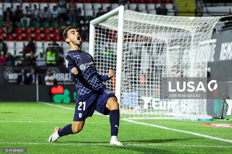O jogador do Sporting de Braga, Ricardo Horta, festeja após marcar um golo contra o Estrela da Amadora durante o jogo da I Liga de futebol, 7.ª jornada, realizado no Estádio José Gomes, Amadora, 28 de setembro de 2023. JOSÉ SENA GOULÃO/LUSA