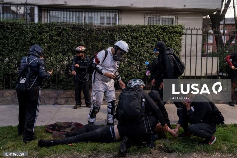 Chile: confrontos entre manifestantes e polícia durante o quarto aniversário da revolta social