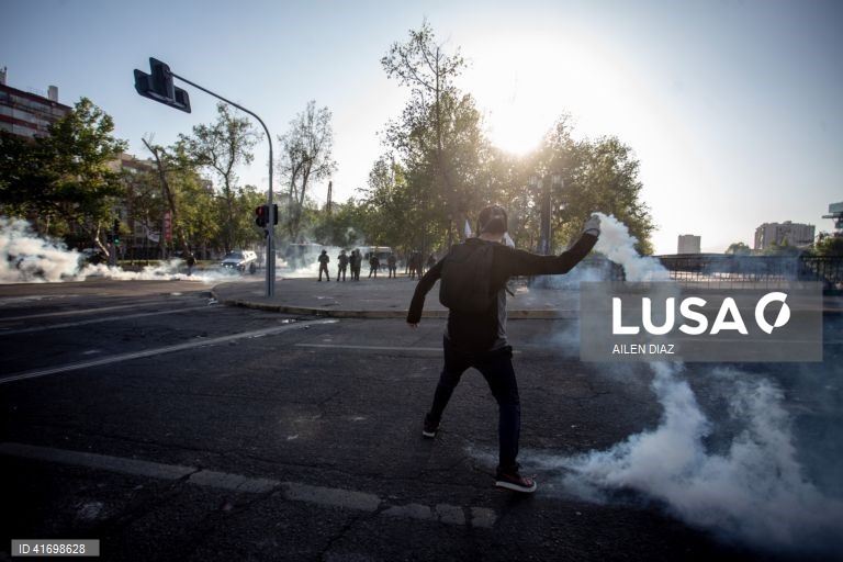 Chile: confrontos entre manifestantes e polícia durante o quarto aniversário da revolta social