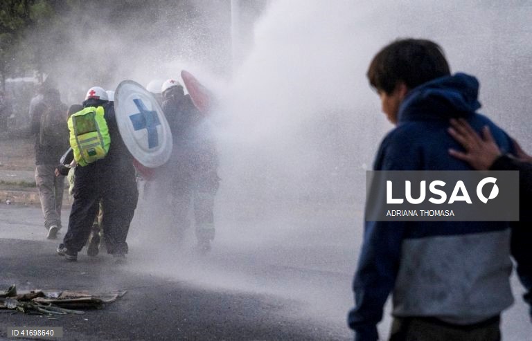 Chile: confrontos entre manifestantes e polícia durante o quarto aniversário da revolta social