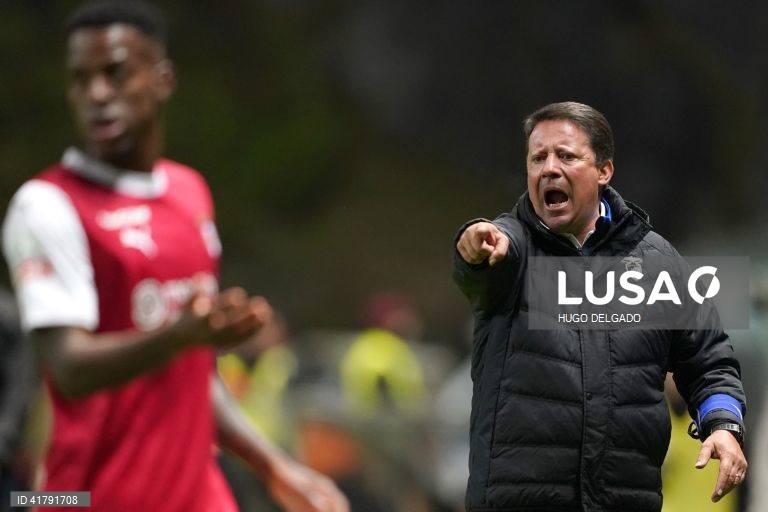 O treinador do Portimonense, Paulo Sérgio, durante o jogo da 10ª jornada da I Liga de futebol contra o Sporting de Braga, realizado no Estádio Municipal de Braga, 4 de novembro de 2023. HUGO DELGADO/LUSA