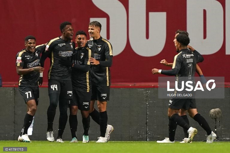 O jogador do Portimonense, Pedrão (2E), festeja após marcar um golo contra o Sporting de Braga durante o jogo da 10ª jornada da I Liga de futebol, realizado no Estádio Municipal de Braga, 4 de novembro de 2023. HUGO DELGADO/LUSA