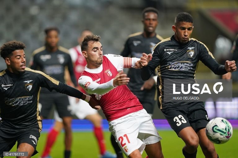 O jogador do Sporting de Braga, Ricardo Horta (C), disputa a bola com jogador do Portimonense, Igor Formiga, durante o jogo da 10ª jornada da I Liga de futebol, realizado no Estádio Municipal de Braga, 4 de novembro de 2023. HUGO DELGADO/LUSA
