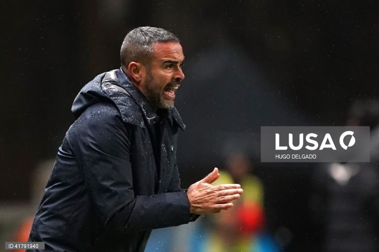 O treinador do Sporting de Braga, Artur Jorge, reage durante o jogo da 10ª jornada da I Liga de futebol contra o Portimonense, realizado no Estádio Municipal de Braga, 4 de novembro de 2023. HUGO DELGADO/LUSA