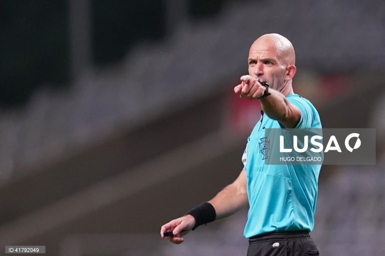 O arbitro, Luís Godinho, durante o jogo da 10ª jornada da I Liga de futebol entre o Sporting de Braga e o Portimonense, realizado no Estádio Municipal de Braga, 4 de novembro de 2023. HUGO DELGADO/LUSA