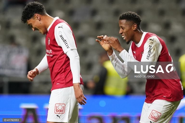 O jogador do Sporting de Braga, Simon Banza (D), festeja após marcar um golo contra o Portimonense durante o jogo da 10ª jornada da I Liga de futebol, realizado no Estádio Municipal de Braga, 4 de novembro de 2023. HUGO DELGADO/LUSA