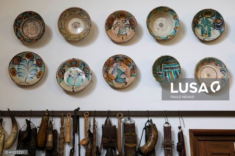 Exemplares dos quase 100 pratos e algumas planganas ou alguidares de louça tradicional "ratinho" que se encontram em exposição no Solar do Povo Ratinho, em Pedrógão Grande, 31 de outubro de 2023. O tipo de louça "ratinho" está ligada aos antigos movimentos migratórios dos camponeses do Centro e do Norte para os trabalhos agrícolas sazonais do Sul. (ACOMPANHA TEXTO DA LUSA DO DIA 11 DE NOVEMBRO DE 2023). PAULO NOVAIS/LUSA